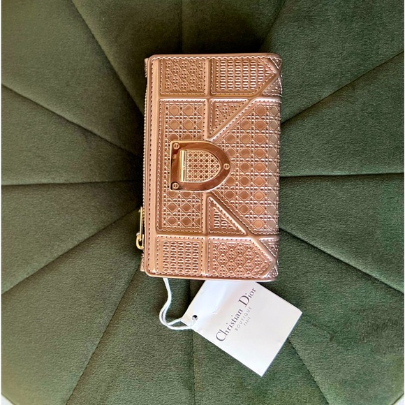 New! Christian Dior mettalic Patent Wallet - Picture 3 of 8